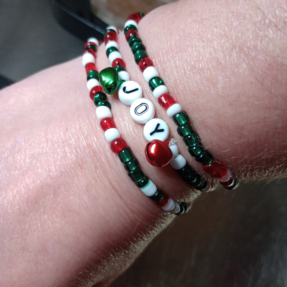 Christmas Beaded Hand Crafted Stacking Bracelet Set with Jingle Bells - New - Picture 4 of 5